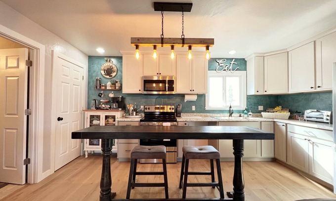 Montrose Cabaña | Newly Remodeled Interior is Warm and Inviting. 10 minutes from town.