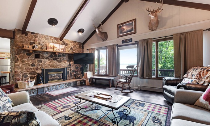 Presque Isle Casa | Lago recientemente remodelado en casa con vistas panorámicas y área de baño privado