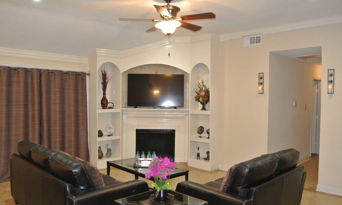 Tall Timbers - Brechtel Casa | Hermosa casa espaciosa recientemente remodelada con 4BR / 2BA / 5BEDS: 1King + 4Queens! ¡BONITO!