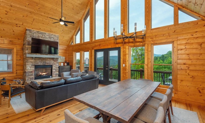 Wolf Laurel Cabina | Newly Remodeled Luxe Cabin, Comfy Beds, Great Views, Hot Tub, at Hatley Pointe!