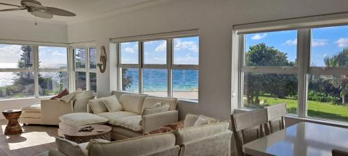 Discovery Bay Apartamento | Newly Remodeled Luxury Beachfront 2-Bedroom Condo