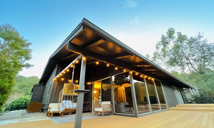 Fallbrook Casa | Newly remodeled midcentury modern house close to many attractions