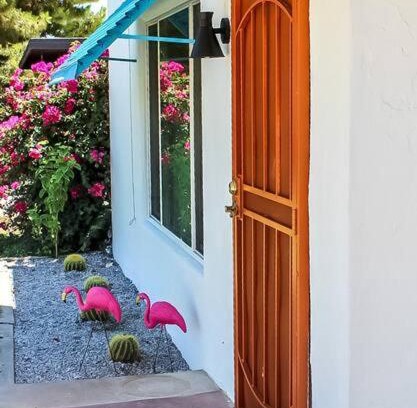 Camelback East Casa | Newly Remodeled Midcentury Pink Flamingo Casa (40)