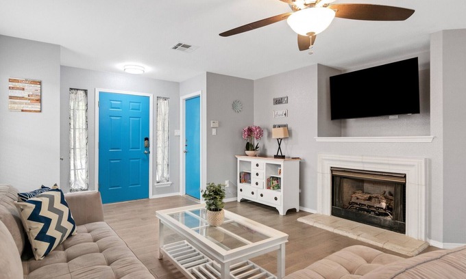 Austin Casa | Newly Remodeled Modern Pet-Friendly W/ Google Fiber + Bars+Food+Nature Nearby