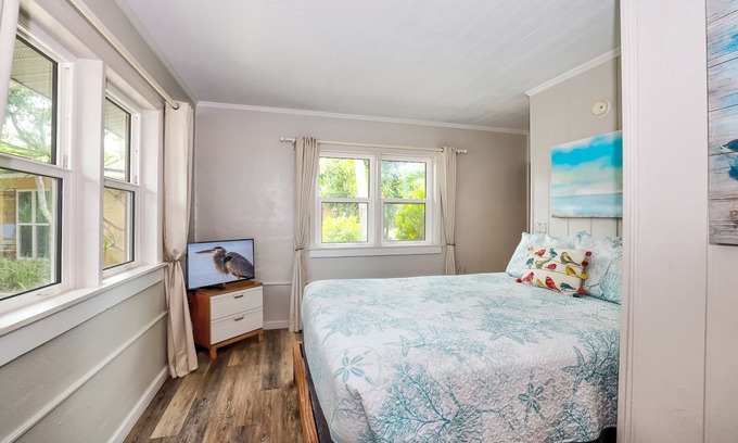 Sanibel Cabaña | Newly remodeled Parakeet cottage! Walking distance to beach, restaurants, shops!