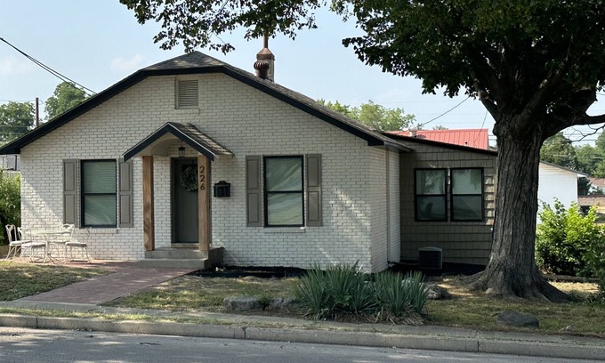 Dexter Casa | Newly remodeled quaint 2 bedroom 2 bath home in downtown Dexter, Missouri