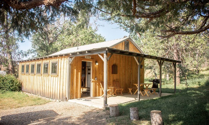 Miramonte Cabina | Newly remodeled ranch bunkhouse, just 35 min from Kings Canyon