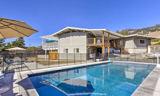 Skyhawk Commmunity Casa | Newly remodeled Santa Rosa retreat w/ pool and hot tub!