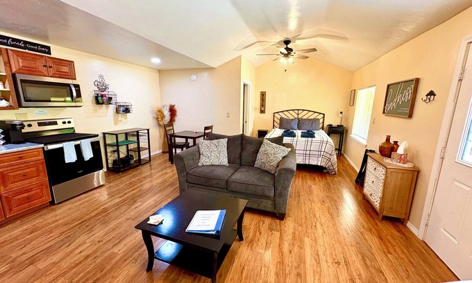Three Rivers Cabaña | Newly remodeled Studio Cottage, perfect for two!
