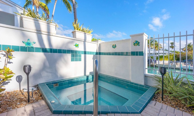 Marathon Casa | ★Newly remodeled tropical townhome★ Private plunge pool close to fun activities