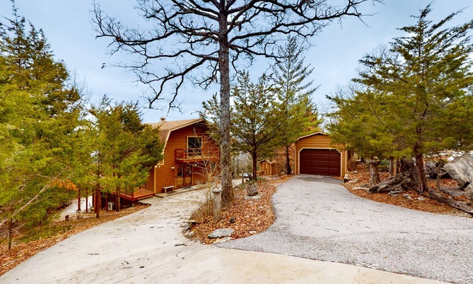 Eureka Springs Casa | Newly remodeled lakefront home with views of Beaver Lake & Beaver Dam