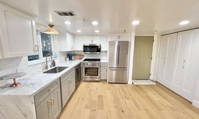 Norma Triangle Condominio | Newly Remodeled West Hollywood condo in the best location!