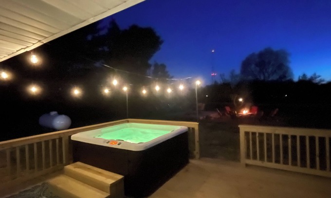 Wisconsin Dells Cabaña | Newly Remodeled 3BR Cottage w/ Hot Tub - Fire Pit - Near Wisconsin Dells