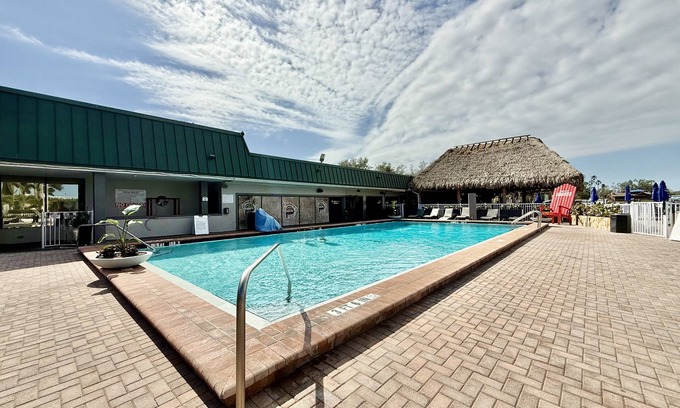 Trailer Estates Hotel | !NEWLY REMODELED!WATER FRONT CONDO-POOL/GYM/BOAT RENTALS/WI-FI/LAUNDRY FACILITY!