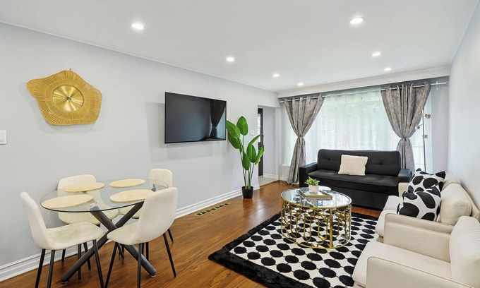 Jane and Finch Cama Y Desayuno | Newly Reno’d 3BR Bungalow w/ Backyard Volleyball Set—Near TTC & Rogers Stadium!