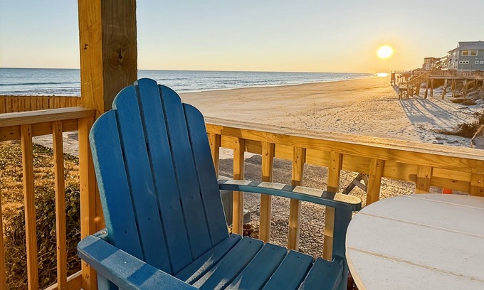 McCutcheon Field Condominio | 🌊 Newly Renovated Oceanfront Condo | Sleeps 8 | North Topsail Beach, NC