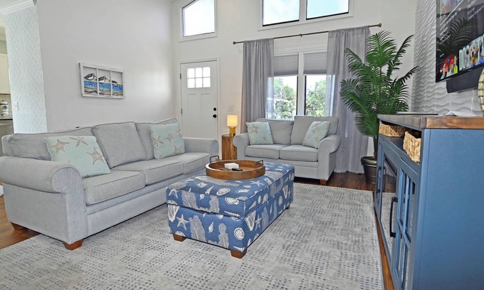 Crescent Beach Villa | Newly Renovated 2BR Villa l Pool Access l Close to Beach