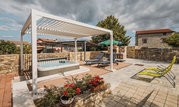 Nova Vas Villa | Pequeña villa recientemente renovada de 2 dormitorios con jacuzzi, para 4 personas.