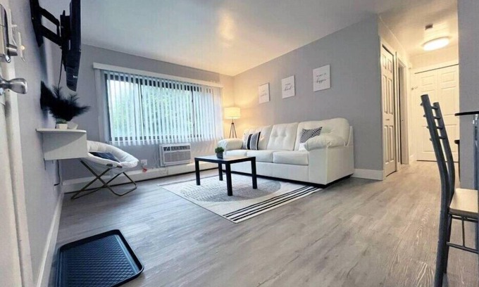 Garfield Heights Apartamento | Newly Renovated ~ Modern ~ 5 Star First Floor Unit