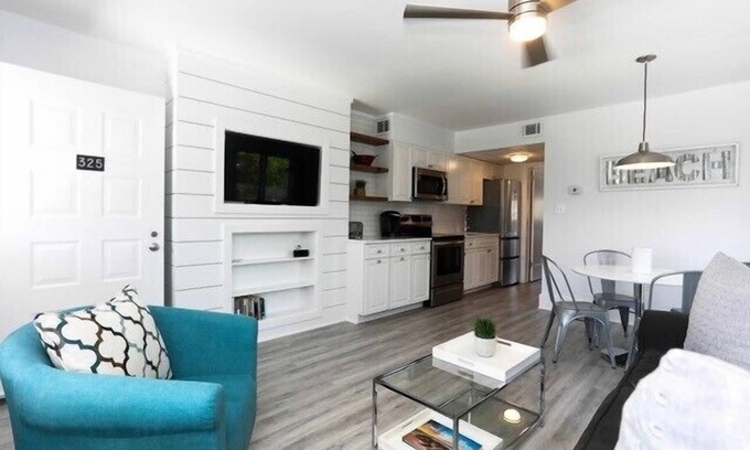 Admiral Estates Condominio | Newly renovated 1 bedroom 1 bath Condo!
