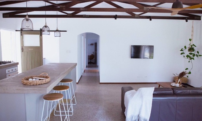 Marcoola Casa | Casa de los años 70 recién renovada. Se admiten perros y niños.