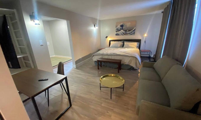 Southwest Edmonton Casa | Casa de 1 dormitorio y 1 baño recientemente renovada con salón