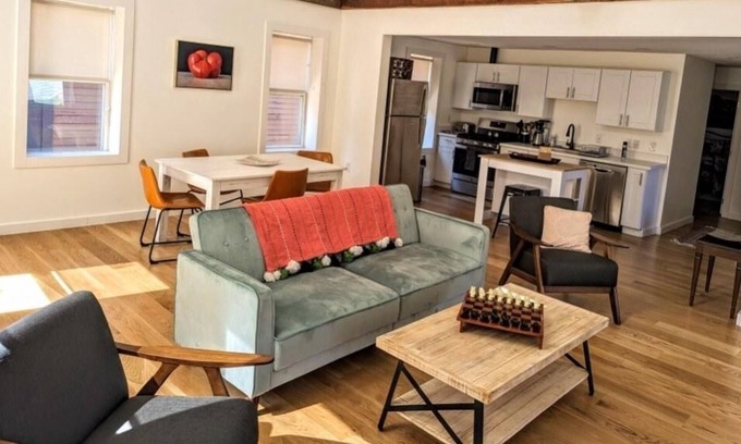 North Adams Apartamento | Newly renovated 2 Br apartment on historic Eagle Street