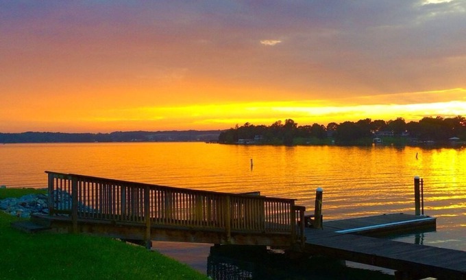 Smith Mountain Lake Condominio | Newly Renovated 2 bedroom with loft 1.5 bathrooms, beautiful views, pool, condo