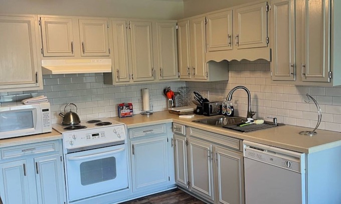 Mount Airy Condominio | Newly Renovated 2 Bed Condo mins from Downtown!