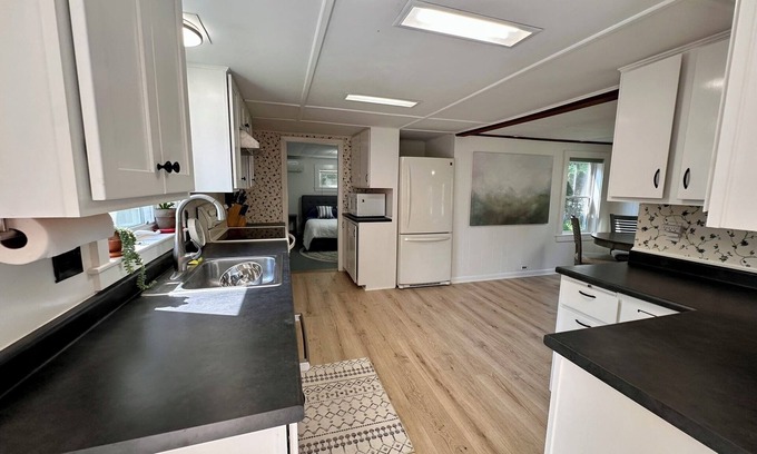 Camden Cabaña | Newly renovated 2-bedroom cottage conveniently located with all the amenities!