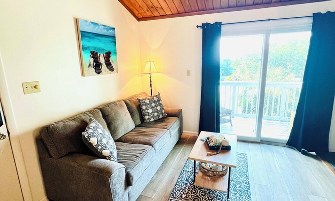 Ocean Ridge Condominio | NEW LISTING. 2BR condo, Resort amenities, golf course view, beach access.