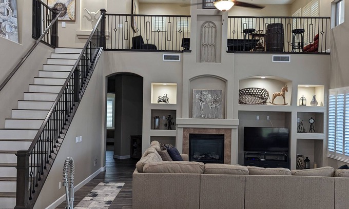 Desert View Village Casa | Lujo 5BD N Scottsdale / Cave Creek-Mtn / Vistas al atardecer Home-Pool / NUEVO Jacuzzi
