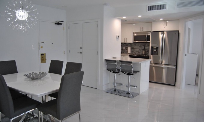 Mid Beach Condominio | Condominio 3/2 recientemente renovado en el Hotel Alexander de Miami Beach