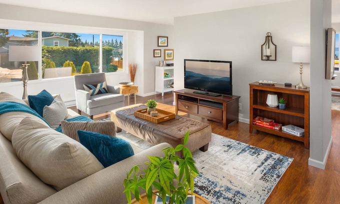 The Bowl of Edmonds Apartamento | Newly renovated 3 bdrm with view and 10 min walk to beach