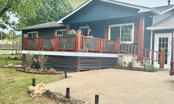 Kingston Casa | Newly renovated 3-bedroom “Deja Blue” Lakehouse near Catfish Bay in Kingston