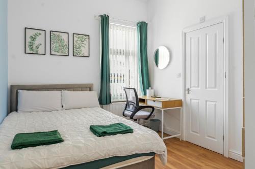 Bury Apartamento | Newly renovated 3 Ensuite bedroom house in bury, 5 people