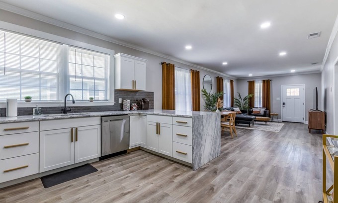 Crosstown Casa | Newly Renovated- 3 miles to Beale St. / Fully Fenced in Private Parking.