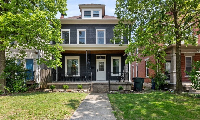 Weinland Park Casa | Newly Renovated 3 story house near Short North, Free parking and full backyard.