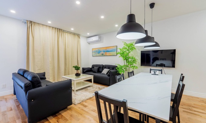 Cote-Des-Neiges—Notre-Dame-De-Grace Apartamento | Newly Renovated 3BR/2BA | Spacious & Modern