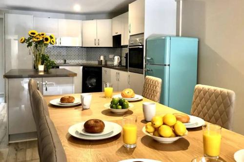 Tarvin Casa | Newly Renovated 4 bed in Tarvin, Near Chester - Sleeps up to 15