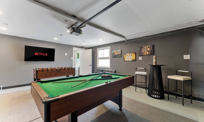 Sherwood Forest and Thistle Development Casa | NEWLY RENOVATED! 5 mins away from Disneyland! Modern and Comfort Dream Home!