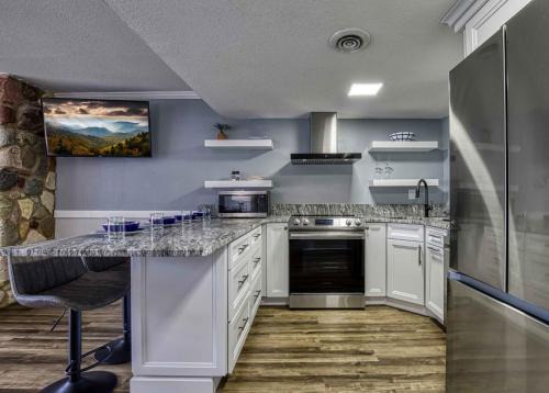 Sevierville Casa | Newly Renovated 5 Star Condo, Pool, Gorgeous View