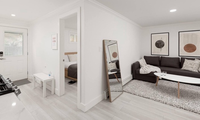 Burnaby Casa | Newly Renovated and Tastefully Furnished 1 BD- 1bath Suite
