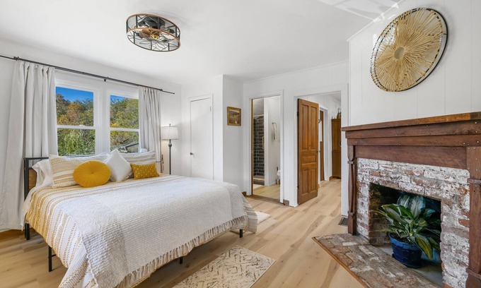 Weaverville Otro | Newly Renovated and Charming 1915 Farmhouse on the Ivy River