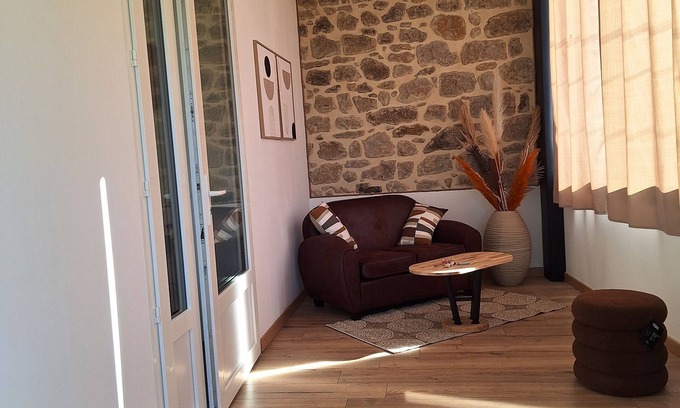 Lablachere Apartamento | Newly renovated apartment in a quiet hamlet 5 minutes from Lablachère.