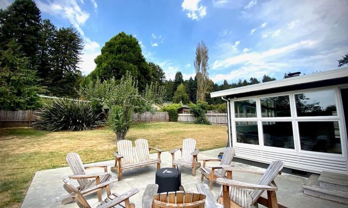 Jacoby Creek Casa | Newly Renovated Arcata Sunny Mid-Century Gem