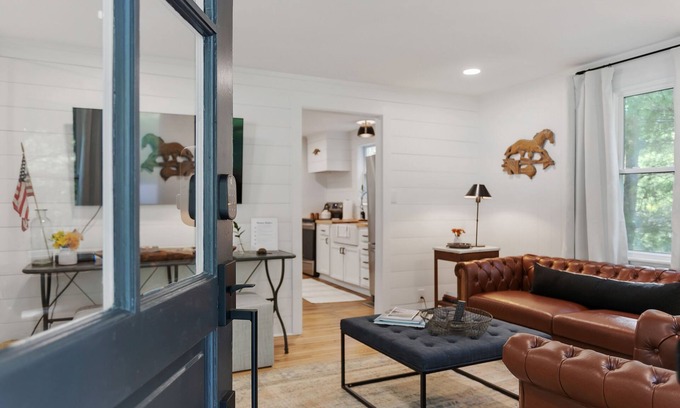 Franklin Cabaña | Newly Renovated Charming Little Leiper's Cottage