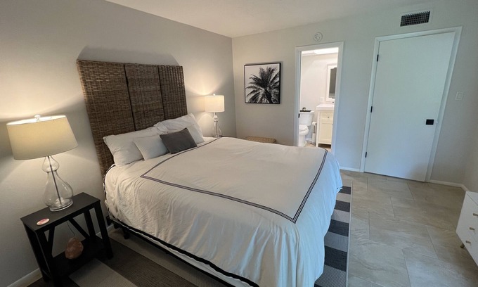 Longbeach Village Condominio | Newly renovated Condo, steps to the beach on Long Boat Key!