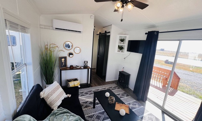Fidelity Cabina | NEWLY renovated cottage located right off I-49 in Archie, MO.