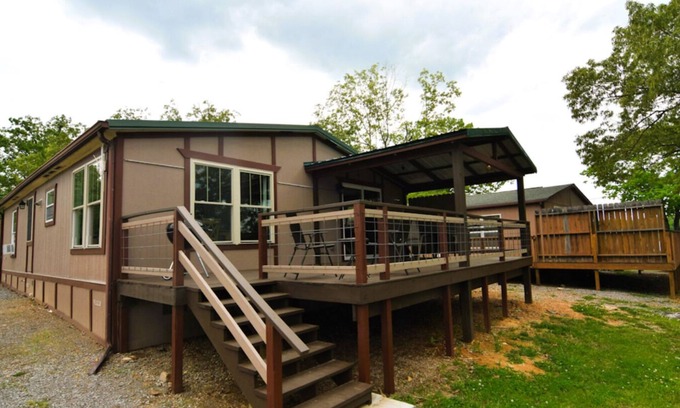 Benton Apartamento | Newly Renovated Cottage 2 at the King Creek Lodge and Marina